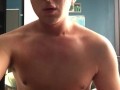 Orgasmo masculino con una gran carga de esperma. Hombre heterosexual con una vergota peluda.