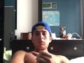 Orgasmo masculino con una gran carga de esperma. Hombre heterosexual con una vergota peluda.