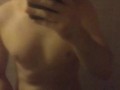Un joven y musculado hombre te invita a masturbarte. Toca su cuerpo con charla caliente - ASMR 