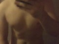 Un joven y musculado hombre te invita a masturbarte. Toca su cuerpo con charla caliente - ASMR 