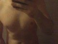 Un joven y musculado hombre te invita a masturbarte. Toca su cuerpo con charla caliente - ASMR 