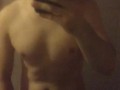 Un joven y musculado hombre te invita a masturbarte. Toca su cuerpo con charla caliente - ASMR 