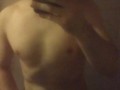 Un joven y musculado hombre te invita a masturbarte. Toca su cuerpo con charla caliente - ASMR 