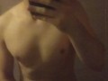 Un joven y musculado hombre te invita a masturbarte. Toca su cuerpo con charla caliente - ASMR 