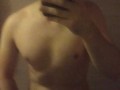 Un joven y musculado hombre te invita a masturbarte. Toca su cuerpo con charla caliente - ASMR 