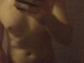 Un joven y musculado hombre te invita a masturbarte. Toca su cuerpo con charla caliente - ASMR 