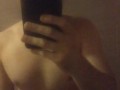 Un joven y musculado hombre te invita a masturbarte. Toca su cuerpo con charla caliente - ASMR 