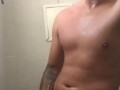 Chico malo ejacula en la ducha. Hombre solitario juega con su vergota.