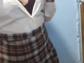 Me pongo el uniforme de la preparatoria para masturbarme