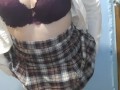 Me pongo el uniforme de la preparatoria para masturbarme