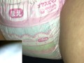 017 オヤスミマンにおもらし！膨らんだおむつ