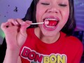 Lila jordan sopla bombas de chicle