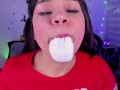 Lila jordan sopla bombas de chicle