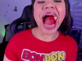 Lila jordan sopla bombas de chicle