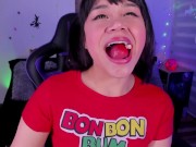 Lila jordan sopla bombas de chicle