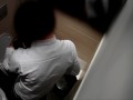 Zoccoletta sexy aspetta uno sconosciuto nel bagno dei maschi del ristorante per farsi scopare