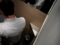 Zoccoletta sexy aspetta uno sconosciuto nel bagno dei maschi del ristorante per farsi scopare