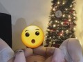 La mère Noël dévergondée joue avec des boules ...
