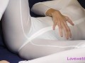 sa combinaison sexy devient transparente quand elle fait pipi dedans