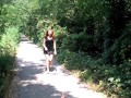 Distruzione del cazzo di gomma in sandali con tacchi alti