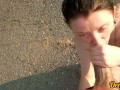 красотка сосёт член на дороге и получает много спермы на милое личико