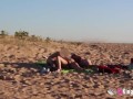 Pareja exhibicionista busca a corneadores en la playa