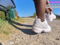 Kati spielt ihre verschwitzten Fila Turnschuhe und zeigt ihre stinkenden nassen grauen Nylons ver