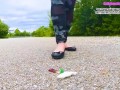 Kati zerquetscht verschiedene Gummibären Gummistiefel, Ballerinas und High Heels zerquetschen