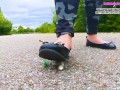 Kati zerquetscht verschiedene Gummibären Gummistiefel, Ballerinas und High Heels zerquetschen