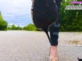 Kati zerquetscht verschiedene Gummibären Gummistiefel, Ballerinas und High Heels zerquetschen