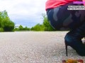 Kati zerquetscht verschiedene Gummibären Gummistiefel, Ballerinas und High Heels zerquetschen