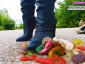 Kati zerquetscht verschiedene Gummibären Gummistiefel, Ballerinas und High Heels zerquetschen