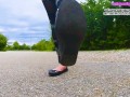 Kati zerquetscht verschiedene Gummibären Gummistiefel, Ballerinas und High Heels zerquetschen