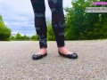 Kati zerquetscht verschiedene Gummibären Gummistiefel, Ballerinas und High Heels zerquetschen