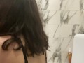 Жадная на член шлюшка отсосала мне прямо в туалете после того как я справил нужду