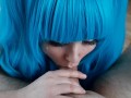 Cosplayerin mit blauen Haaren tiefer Blowjob Kameraperspektive POV
