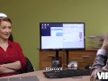 VIP4K. Rousse a des relations sexuelles spontanées au bureau avec un agent de crédit