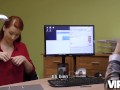 VIP4K. Rousse a des relations sexuelles spontanées au bureau avec un agent de crédit