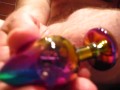 j'enfonce mon plug anal L multicolor dans mon petit anus