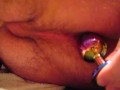 j'enfonce mon plug anal L multicolor dans mon petit anus