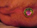 j'enfonce mon plug anal L multicolor dans mon petit anus