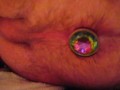 j'enfonce mon plug anal L multicolor dans mon petit anus
