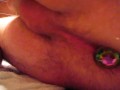 j'enfonce mon plug anal L multicolor dans mon petit anus