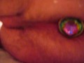 j'enfonce mon plug anal L multicolor dans mon petit anus