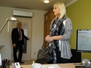 LOAN4K. Chérie donne une poule mouillée pour le forage à un agent de crédit méchant