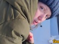 зимний секс на машине с голубоглазой красоткой в куртке , любит делать минет сперма на лице и одежде