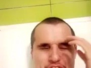 Куколд вонюша ущербно подрачивает в ванной скуля