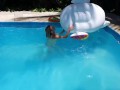 A Candy tirando uma panca na piscina