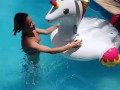 A Candy tirando uma panca na piscina