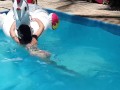 A Candy tirando uma panca na piscina